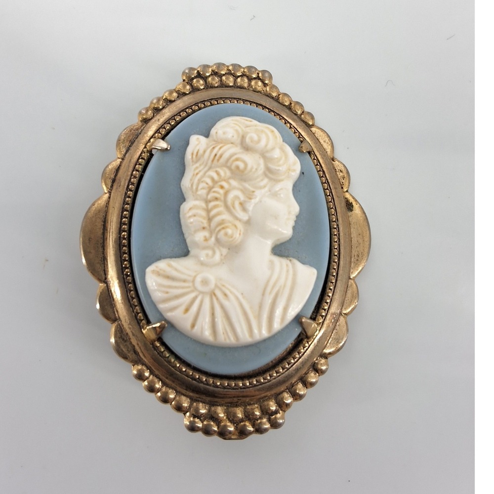 Vintage Blue White Cameo Brooch Gold Tone Scalloped Oval Pin Portrait